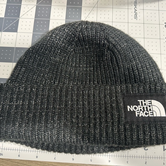 The North Face Box logo cuffed beanie in grey - Picture 1 of 2